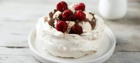 Traditionelle Mini-Pavlova mit Schokolade & Himbeeren