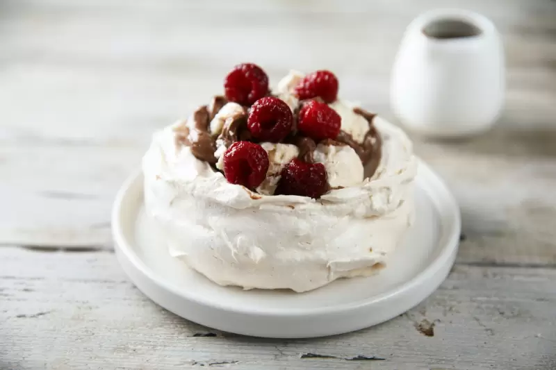 Traditionelle Mini-Pavlova mit Schokolade & Himbeeren