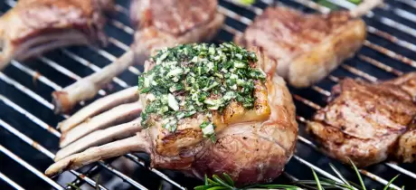 Gegrilltes Lammkarree mit Kräuterkruste