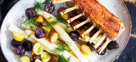 Lammrack mit Spargel und kleinen Kartoffeln