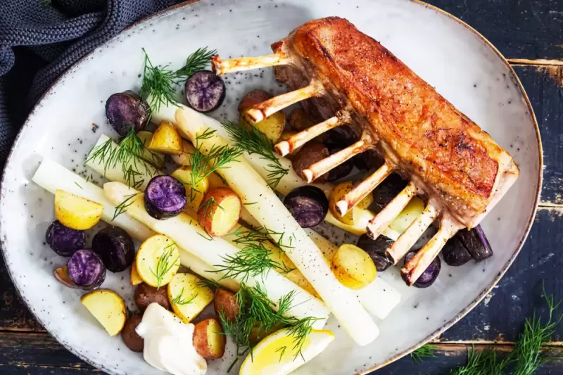 Lammrack mit Spargel und kleinen Kartoffeln