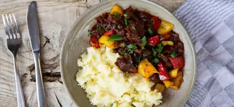 Rehgulasch mit Paprikagemüse und Kartoffelbrei