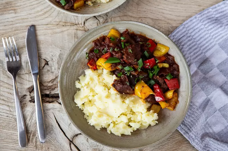 Rehgulasch mit Paprikagemüse und Kartoffelbrei