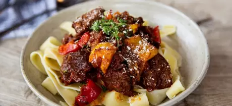 Tagliatelle mit Rehgulasch und Gemüse