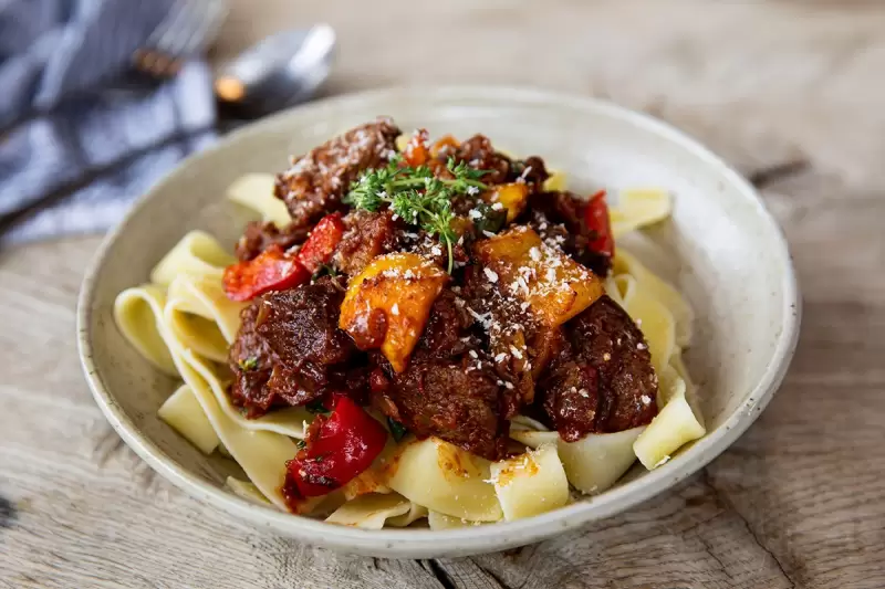 Tagliatelle mit Rehgulasch und Gemüse