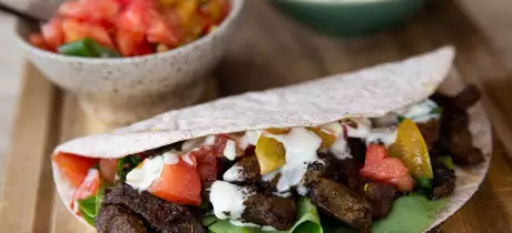 Rehgyros im Wrap mit Tomatensalsa