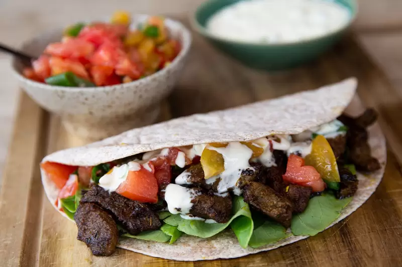 Rehgyros im Wrap mit Tomatensalsa
