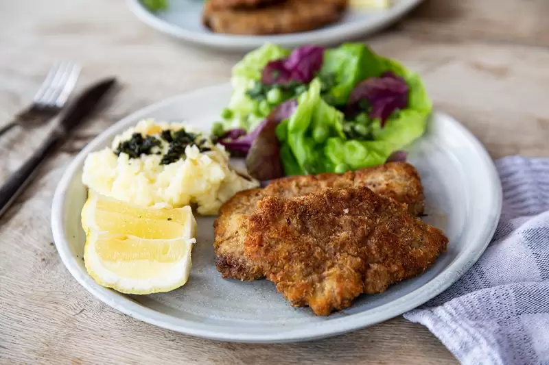 Rehschnitzel mit Kartoffelbrei und Salat