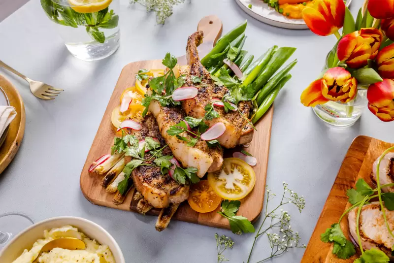 Schweinekoteletts mit Gewürz-Rub und Radieschen