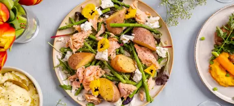 Salat mit gegrilltem Lachsfilet, Spargel und Kartoffeln