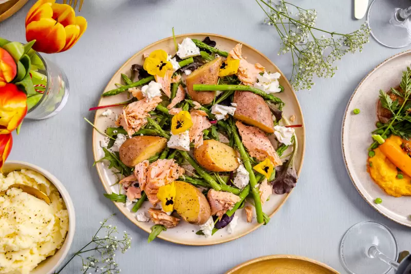 Salat mit gegrilltem Lachsfilet, Spargel und Kartoffeln