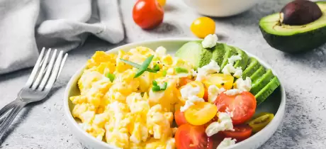 Rührei mit Avocado und Kirschtomaten