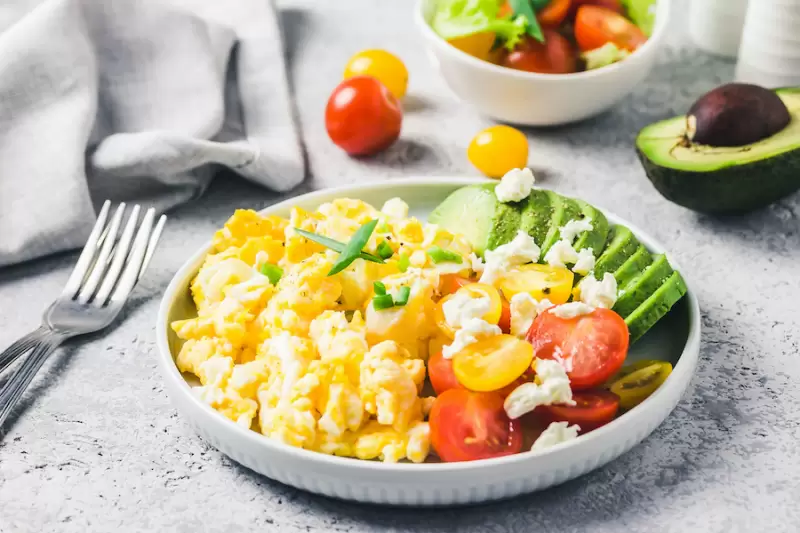 Rührei mit Avocado und Kirschtomaten