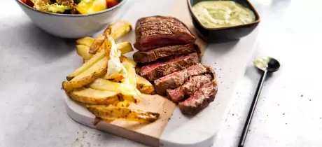 Steak mit Pommes Frites & Sauce Béarnaise