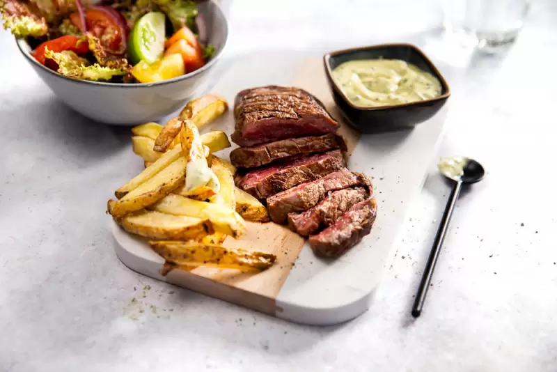 Steak mit Pommes Frites & Sauce Béarnaise