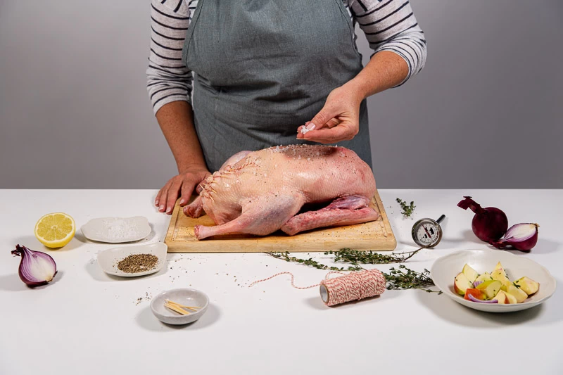 Die Hals- und Bauchöffnung der Gans nun mit den Za