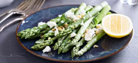 Grüner Spargel mit Feta
