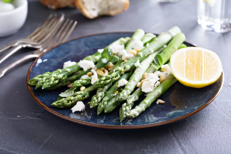 Grüner Spargel mit Feta
