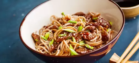 Gebratene Steakwürfel mit Ingwer und Soja