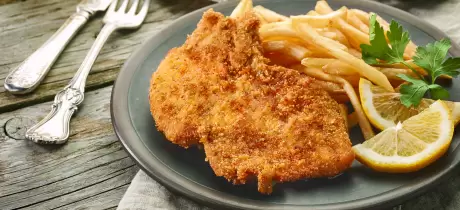 Schnitzel Wiener Art mit Ofenpommes