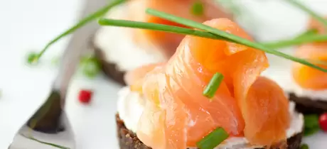 Canapés mit Räucherlachs und frischem Schnittlauch