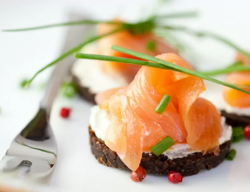 Canapés mit Räucherlachs und frischem Schnittlauch