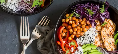 Poké-Bowl mit gebratener Hühnerbrust