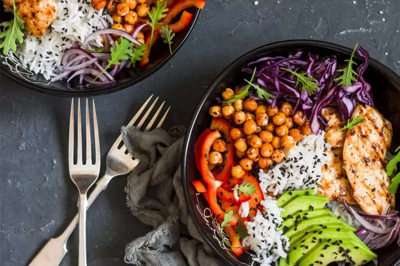 Poké-Bowl mit gebratener Hühnerbrust