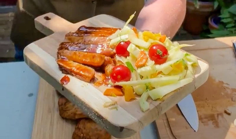 Gegrilltes Schweinerückensteak mit Fenchelsalat