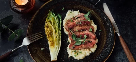 Rehrückensteaks mit Selleriecreme und einer Rotwein-Schokoladensauce